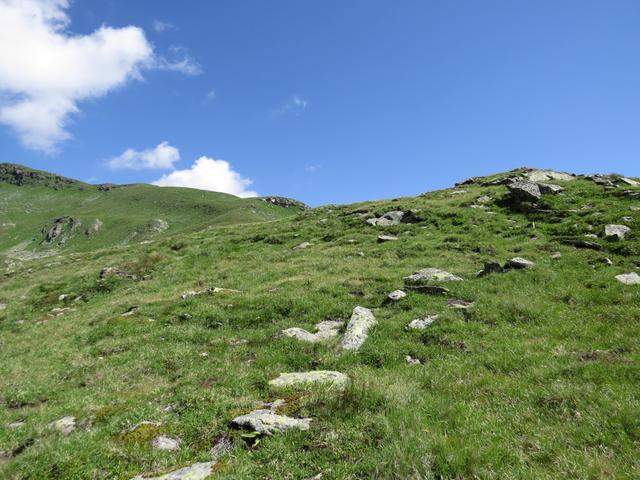 ...zunächst mehr oder weniger weglos linkshaltend, die felsige Kuppe 2450 m.ü.M. über dem Standortschild