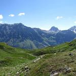 Blick auf Tomülpassweg der ins Safiental runterführt. Am Horizont Bruschghorn, Gelbhorn, Pizzas d'Anarosa und Alperschällihor