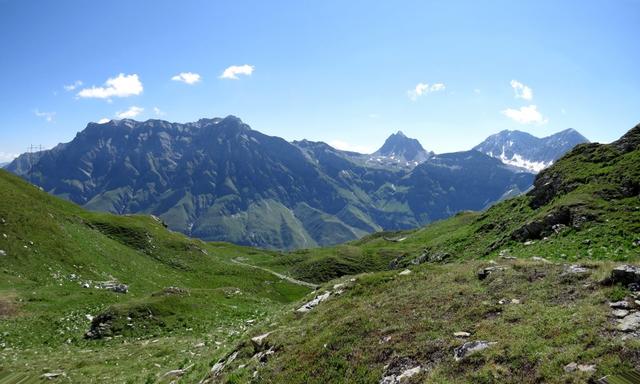 Blick auf Tomülpassweg der ins Safiental runterführt. Am Horizont Bruschghorn, Gelbhorn, Pizzas d'Anarosa und Alperschällihor