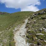 ...zu einer weiteren mit Felsen besetzten Kuppe 2527 m.ü.M. hinauf, und passiert diese auf der linken Seite