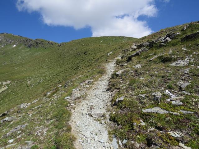 ...zu einer weiteren mit Felsen besetzten Kuppe 2527 m.ü.M. hinauf, und passiert diese auf der linken Seite