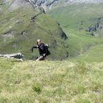 meine Maus beim aufsteigen. Gut ersichtlich der Tomülpassweg auf Alp Tomül von wo wir gekommen sind