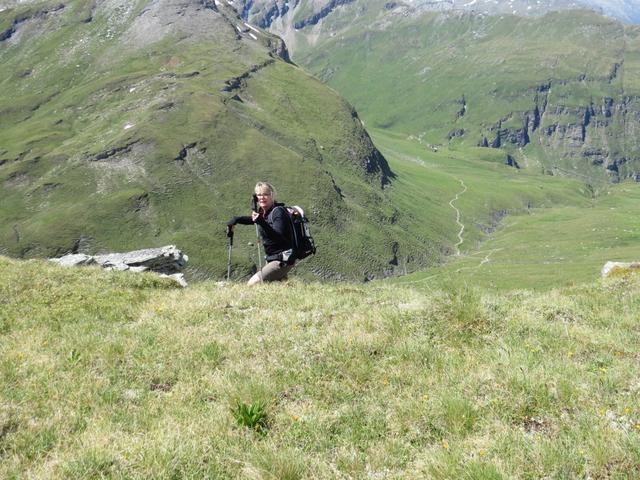 meine Maus beim aufsteigen. Gut ersichtlich der Tomülpassweg auf Alp Tomül von wo wir gekommen sind