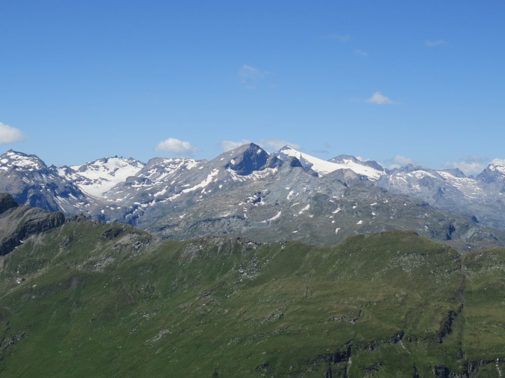 ...geniessen wir einen sehr schönen Ausblick ins Adulamassiv mit Rheinwaldhorn, Güferhorn und zahlreiche Gletscher