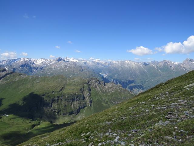 Blick ins Adula (Rheinwaldhorn) Gebiet. Ganz klein der Zervreilasee