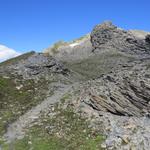 der Bergpfad schlängelt sich zwischen Kuppen und Felsnasen