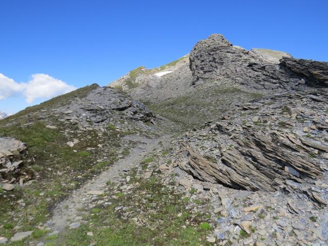 der Bergpfad schlängelt sich zwischen Kuppen und Felsnasen