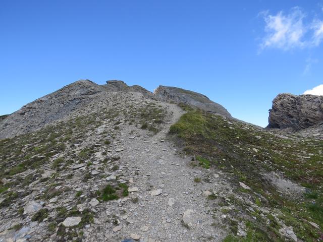 der Bergpfad ist weiterhin gut ersichtlich