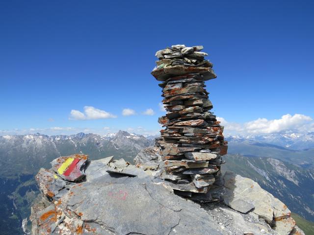 Vorsicht, neben dem Steinmann am Gipfel ist nur wenig Platz, der Fels fällt jäh zu drei Seiten ab!