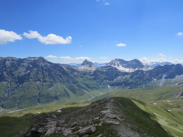 direkt vor uns Bruschghorn, Gelbhorn, Pizzas d'Anarosa und Alperschällihorn