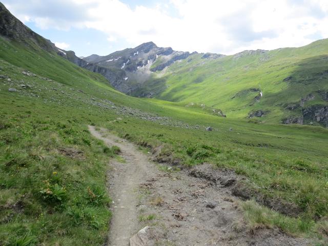 auf dem Weg zu den Alpgebäuden auf der Alp Tomül