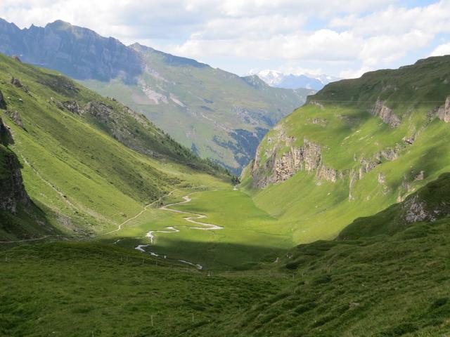 von der Alp Tomül blicken wir hinunter zur Ebene des Riedboden