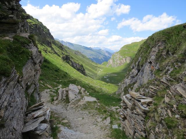 kurz nach den Alphütten durchschreiten wir wieder den engen Durchgang und Blick hinunter auf die Ebene von Riedboden