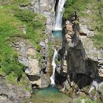 Blick auf den schönen zweistufigen Wasserfall von Riedboden