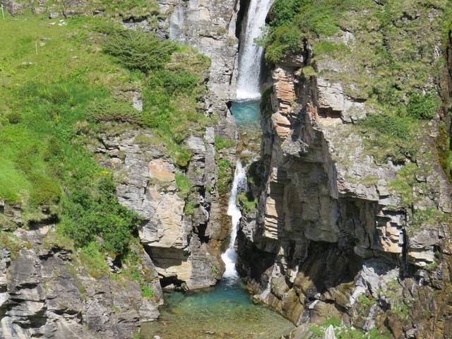 Blick auf den schönen zweistufigen Wasserfall von Riedboden