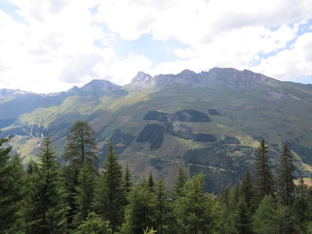 auf der gegenüberliegende Talseite blicken wir zum Faltschonhorn. Dort oben standen wir auch schon