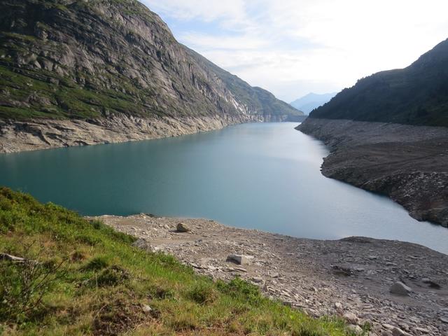 ...alles am Seeende entlang. Blick vom Seeende Richtung Staumauer