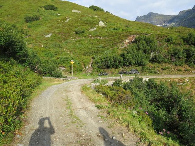 kurz vor Punkt 1872 m.ü.M. stösst von links ein Wanderweg hinzu