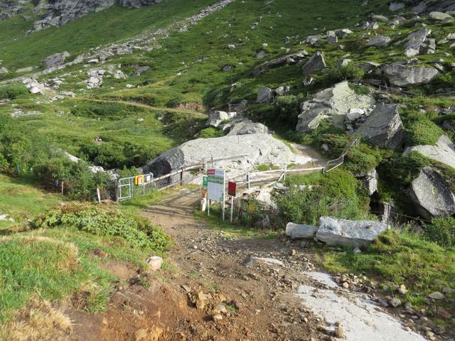 bei Oksastafel (Ochsastafel) 1886 m.ü.M., geht es über ein Brücklein das uns über das Schluchtbett des Valser Rhein führt