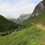 der Alpweg wird schmaler und läuft parallel zum Flussufer 1935 m.ü.M. das Hochtal hinauf