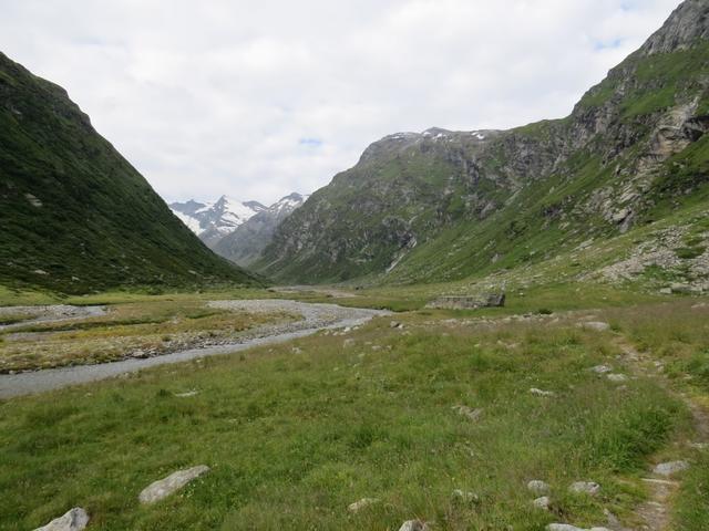 wir verlassen die Lampertschalp und wandern weiter Richtung Läntahütte