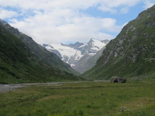 in dem flachen Trogtal begleiten uns wie von Riesenhand eingestreute grosse Findlinge