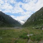 bei der Weggabelung Punkt 2003 m.ü.M. wandern wir alles dem Talboden entlang, weiter geradeaus