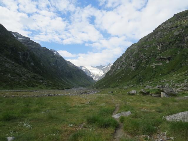 bei der Weggabelung Punkt 2003 m.ü.M. wandern wir alles dem Talboden entlang, weiter geradeaus