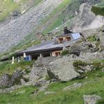 die Läntahütte steht zuhinterst im Valsertal und lehnt sich an einem mächtigen Felsblock