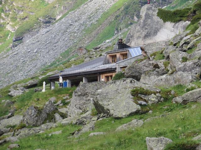 die Läntahütte steht zuhinterst im Valsertal und lehnt sich an einem mächtigen Felsblock