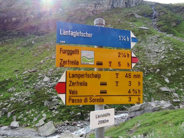 Wegweiser bei der Läntahütte 2090 m.ü.M.