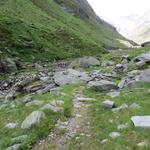 von der Hütte geht es danach einige Meter taleinwärts...