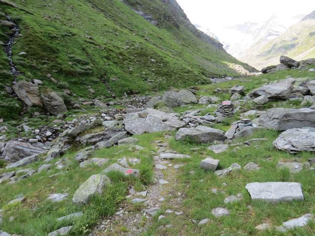 von der Hütte geht es danach einige Meter taleinwärts...