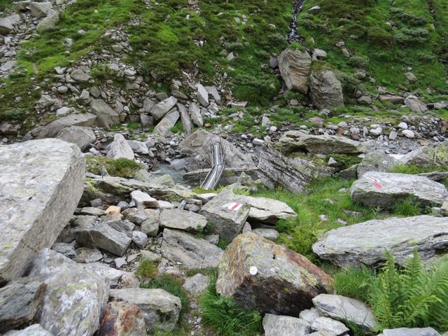 steil geht es nach der Abzweigung hinunter zum Valser Rhein