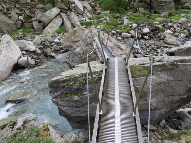 wir überqueren den Valser Rhein auf einer Brücke