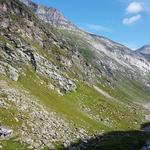 Blick in das Hochtal des Valser Rheins. Links die Läntahütte