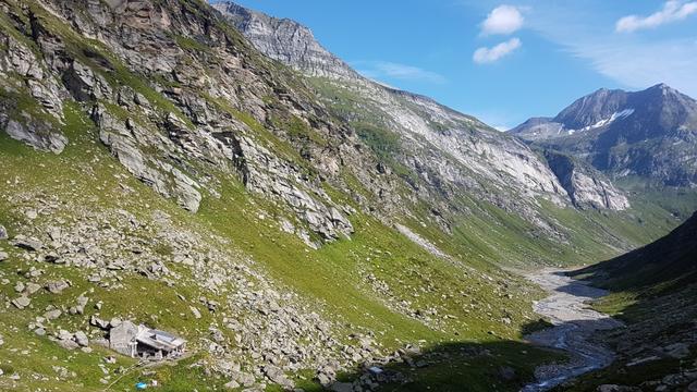 Blick in das Hochtal des Valser Rheins. Links die Läntahütte