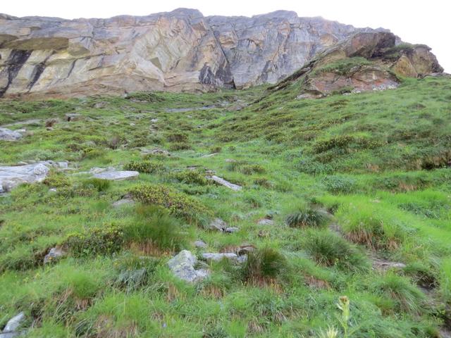 der Bergweg zieht nun nach rechts und umgeht so eine Felswand