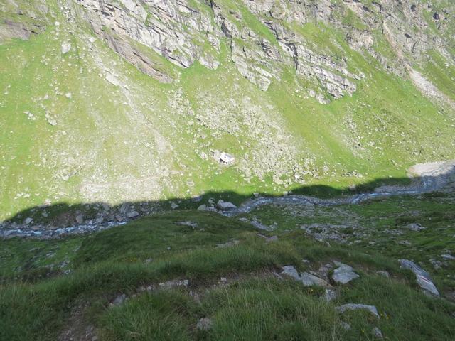 immer wieder gibt es schöne Blicke hinab zur Läntahütte, über der man fast zu schweben scheint, so steil ist der Hang