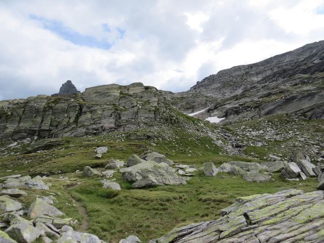 in Serpentinen zieht der Bergweg, nun nicht mehr so steil, weiter aufwärts