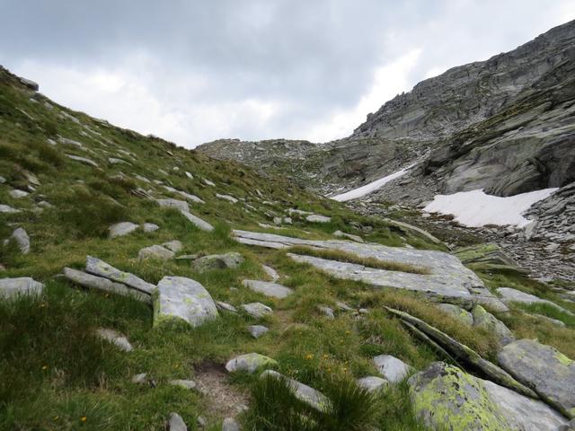 der Bergweg schlängelt sich nun zwischen einer Kuppe zur anderen