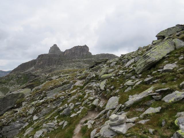 vor uns taucht das Zervreilahorn auf