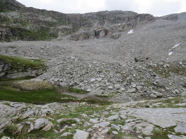 der Pass ist ein riesiger Sattel zwischen Zerfreilahorn + Furggeltihorn und fasziniert vor allem seiner vielseitigen Landschaft