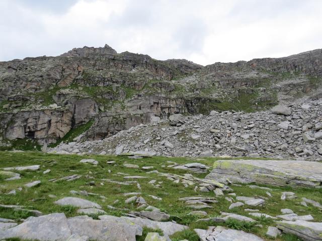 ...Gneise und Schiefer finden sich nahe beisammen und spiegeln den abwechslungsreichen Charakter der Bergwanderung