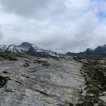 Breitbildfoto aufgenommen auf dem Furggelti mit Blick ins Adula Gebiet. In der Bildmitte der Pizzo Cassinello