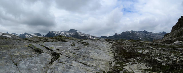 Breitbildfoto aufgenommen auf dem Furggelti mit Blick ins Adula Gebiet. In der Bildmitte der Pizzo Cassinello