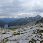 schönes Breitbildfoto. Links das Zervreilahorn, in der Bildmitte der Zervreilasee, rechts das Fanellhorn