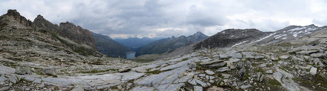 schönes Breitbildfoto. Links das Zervreilahorn, in der Bildmitte der Zervreilasee, rechts das Fanellhorn