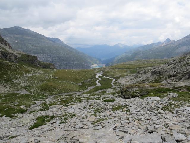 bei Ober Butz 2464 m.ü.M. tauchen die ersten Wiesen und Tümpel auf