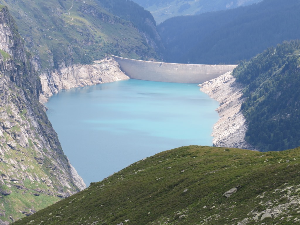 bei sehr niedrigem Wasserstand, erkennt man im Stausee die versunkene Siedlung Zervreila